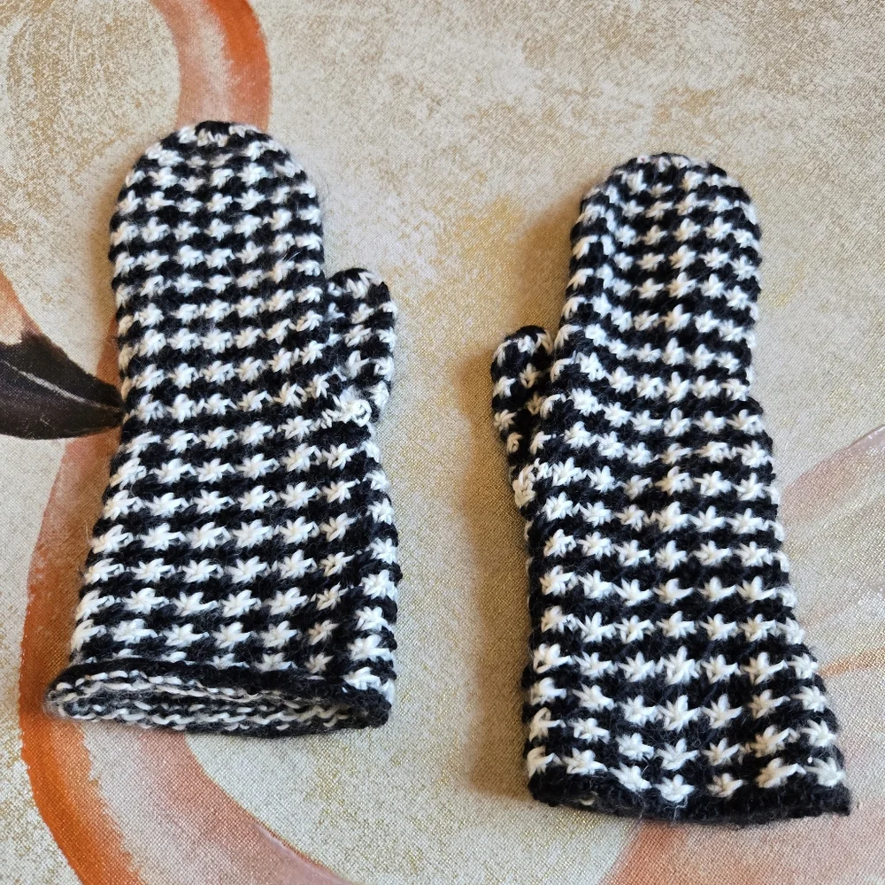 3/$25 Liz Claiborne Winter Knit Mittens Black White One Size
